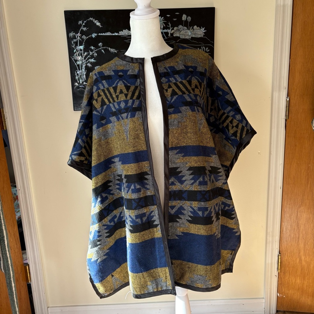 Wool blend poncho Aztec print